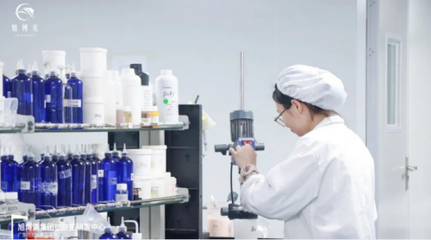 旭博美集团创始人苏旭与品牌广告闪耀亮相贵阳北站